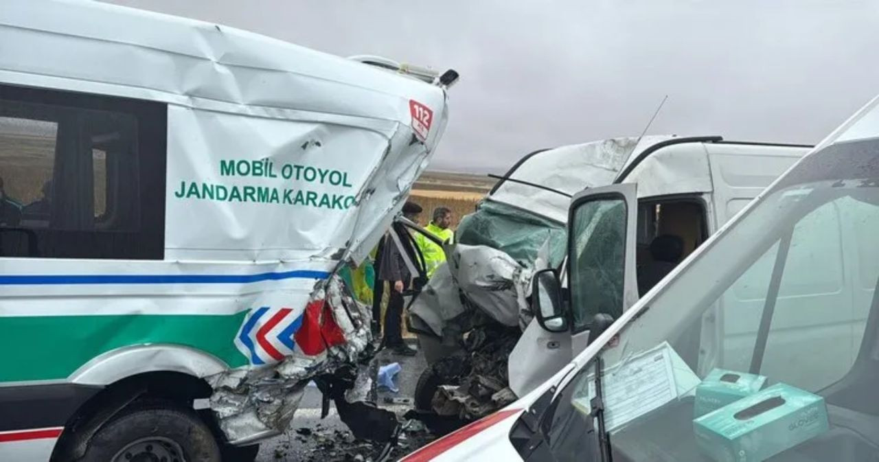 Aksaray’da otoyolda feci kaza: Jandarma minibüsüne çarpan araç faciaya yol açtı! 2 asker şehit, 1 sivil hayatını kaybetti - Sayfa 1