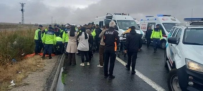Aksaray’da otoyolda feci kaza: Jandarma minibüsüne çarpan araç faciaya yol açtı! 2 asker şehit, 1 sivil hayatını kaybetti - Sayfa 3