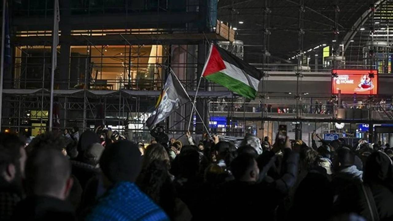Berlin’den Bogota’ya... Dünya Sumud Filosu’na destek verdi: İsrail protesto edildi - Sayfa 1