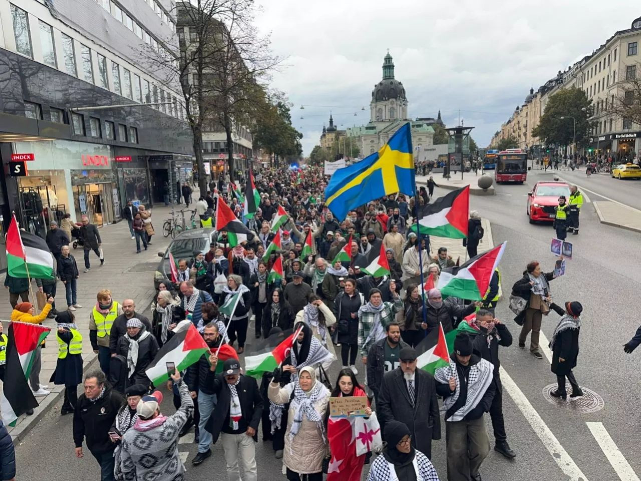 Avrupa katil İsrail'e karşı ses! Sumud Filosu’na destek gösterileri devam ediyor - Sayfa 5