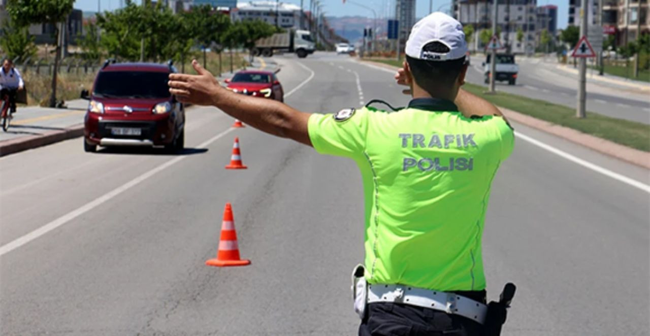 Yeni yaptırımlar geliyor! Kırmızı ışıktan yol kesmeye trafik cezaları sil baştan! İşte madde madde yeni trafik cezaları - Sayfa 6