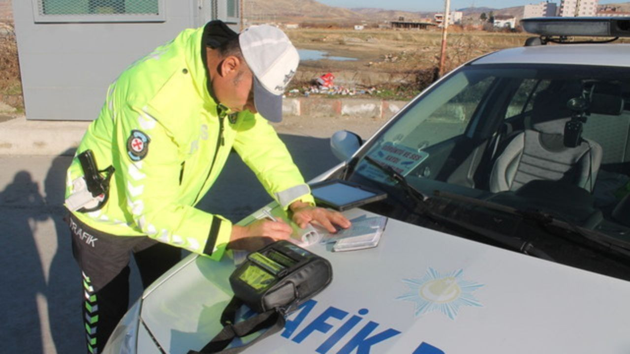 Yeni yaptırımlar geliyor! Kırmızı ışıktan yol kesmeye trafik cezaları sil baştan! İşte madde madde yeni trafik cezaları - Sayfa 7