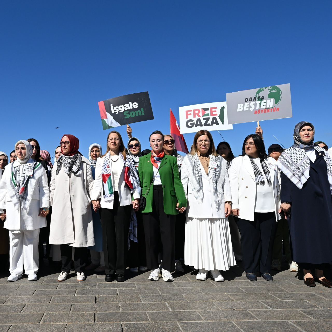 Binlerce kadın, Gazze’nin çığlığına ses oldu! Üsküdar’dan Harem’e uzanan “sessiz zincir” - Sayfa 1