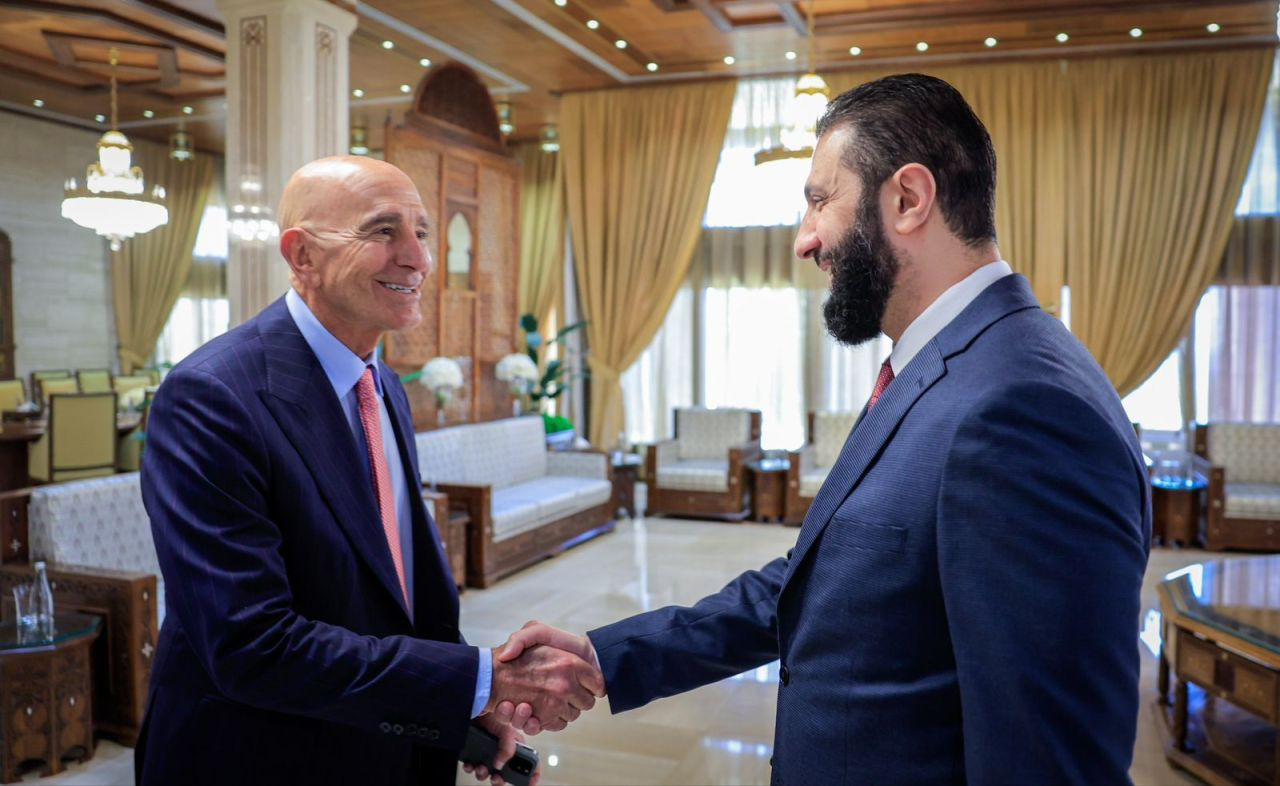 Şam’da kritik temas: Suriye Cumhurbaşkan Ahmed Şara, ABD’nin Suriye Özel Temsilcisi Tom Barrack ile görüştü! “Kapsamlı ateşkes” mutabakatı - Sayfa 1