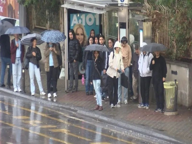 İstanbul’da yağmur trafiği felç etti! Yoğunluk yüzde 80’i aştı... - Sayfa 6