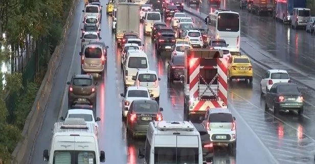 İstanbul’da yağmur trafiği felç etti! Yoğunluk yüzde 80’i aştı... - Sayfa 3