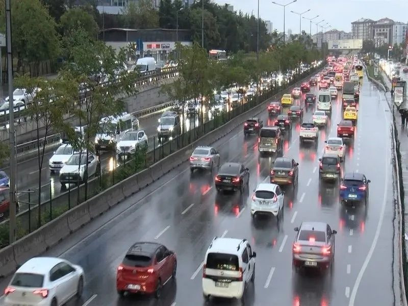 İstanbul’da yağmur trafiği felç etti! Yoğunluk yüzde 80’i aştı... - Sayfa 2