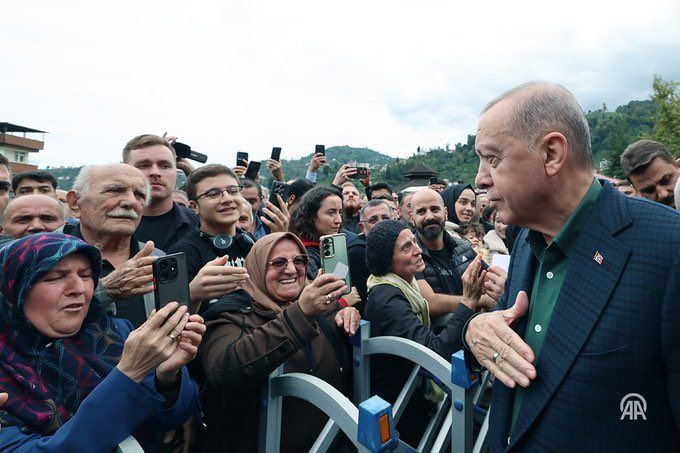 Erdoğan’a Rize’de sevgi seli! Cuma namazı sonrası vatandaşlarla sohbet etti - Sayfa 3