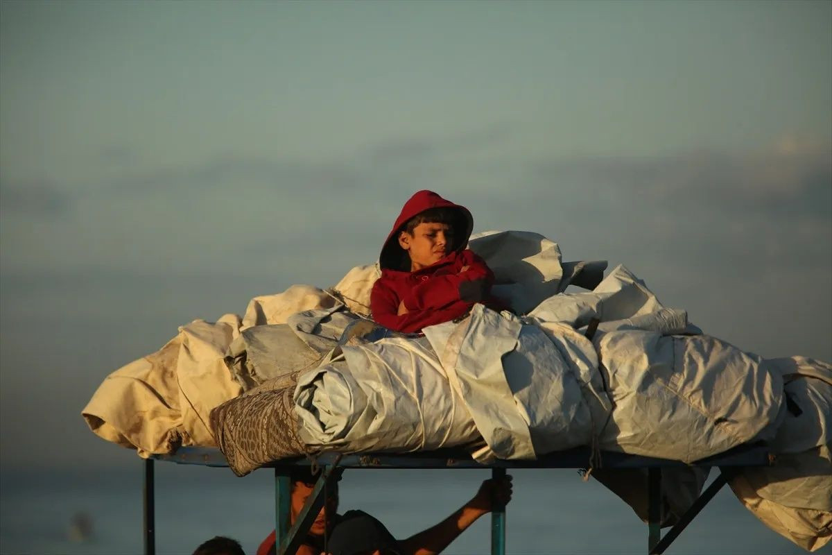Gazze’de ateşkes sonrası büyük dönüş: Filistinliler Reşid Caddesi’nde umut yürüyüşünde! "Bir oda bile olsa kendi evimizde olmak en iyisi” - Sayfa 13