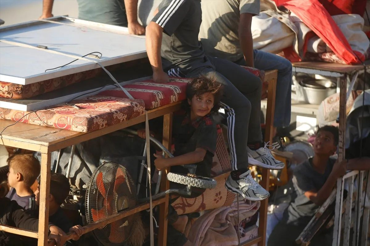 Gazze’de ateşkes sonrası büyük dönüş: Filistinliler Reşid Caddesi’nde umut yürüyüşünde! "Bir oda bile olsa kendi evimizde olmak en iyisi” - Sayfa 12