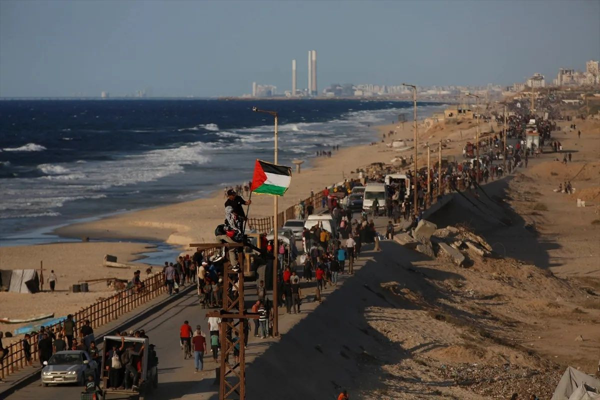 Gazze’de ateşkes sonrası büyük dönüş: Filistinliler Reşid Caddesi’nde umut yürüyüşünde! "Bir oda bile olsa kendi evimizde olmak en iyisi” - Sayfa 1
