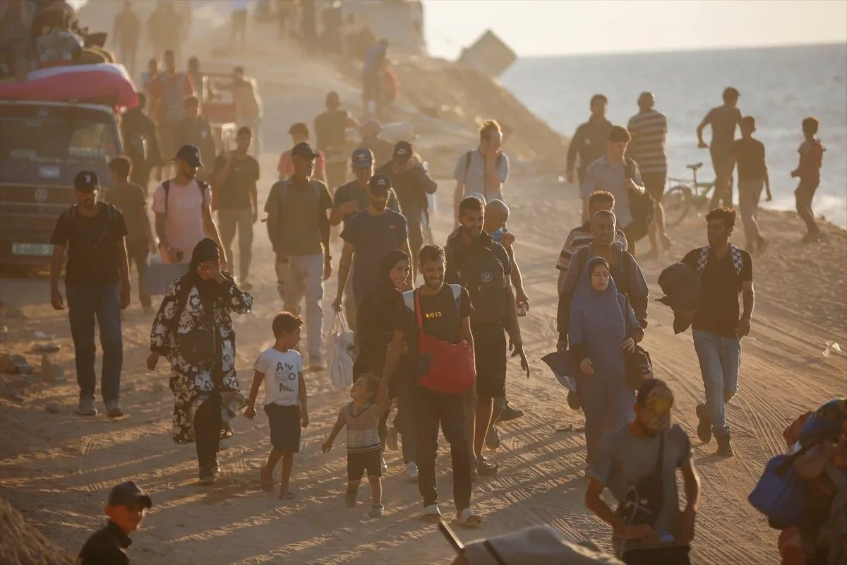 Gazze’de ateşkes sonrası büyük dönüş: Filistinliler Reşid Caddesi’nde umut yürüyüşünde! "Bir oda bile olsa kendi evimizde olmak en iyisi” - Sayfa 2