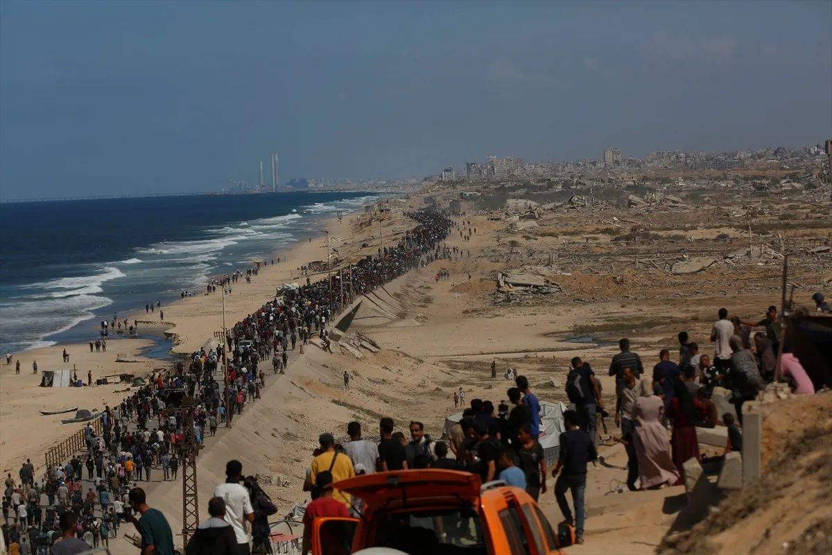 Gazze’de ateşkes sonrası büyük dönüş: Filistinliler Reşid Caddesi’nde umut yürüyüşünde! "Bir oda bile olsa kendi evimizde olmak en iyisi” - Sayfa 7