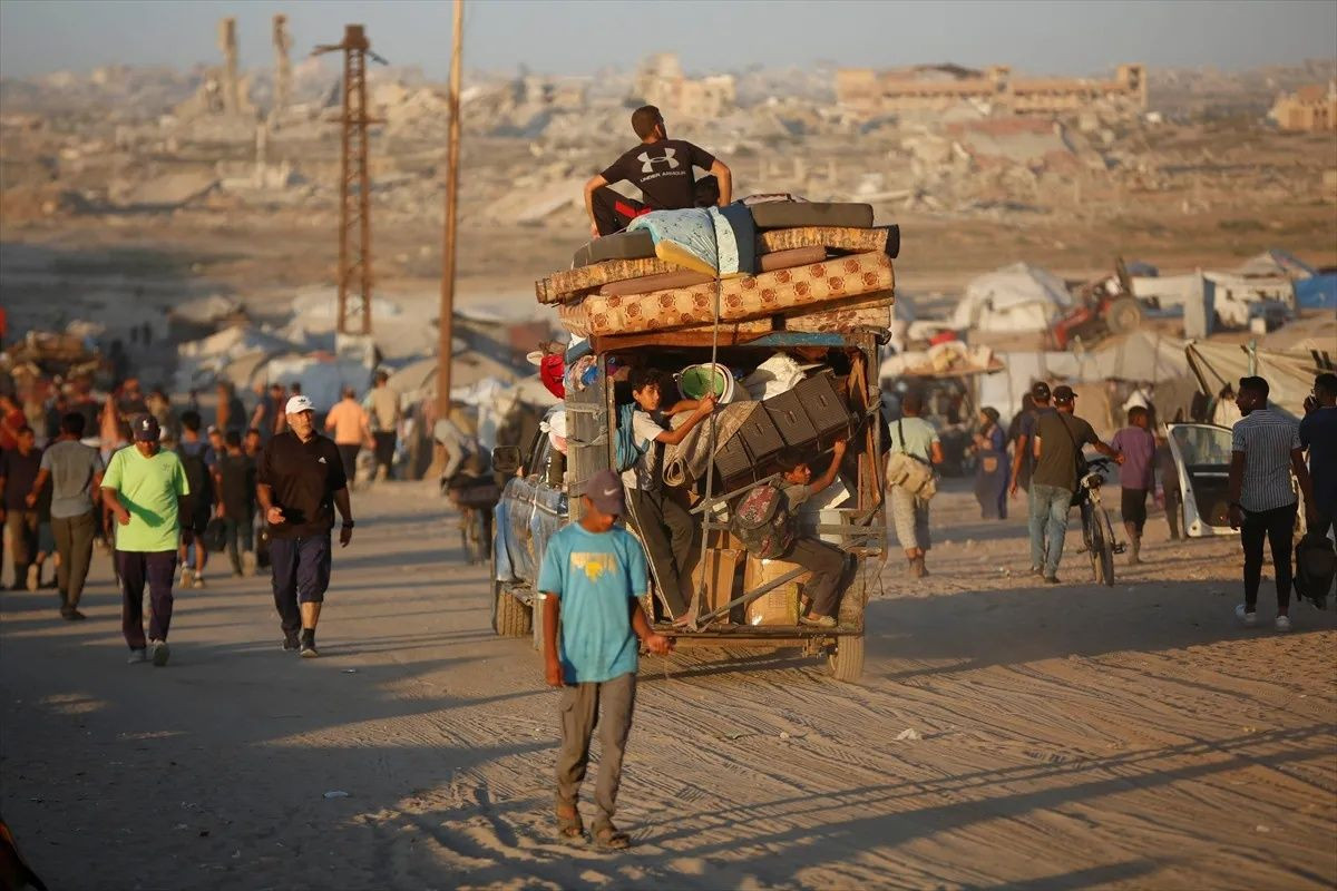 Gazze’de ateşkes sonrası büyük dönüş: Filistinliler Reşid Caddesi’nde umut yürüyüşünde! "Bir oda bile olsa kendi evimizde olmak en iyisi” - Sayfa 17