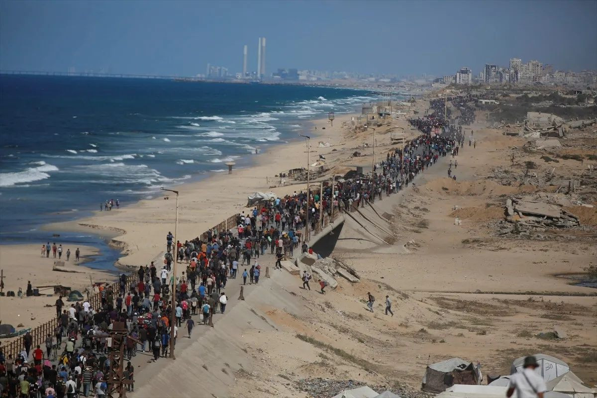 Gazze’de ateşkes sonrası büyük dönüş: Filistinliler Reşid Caddesi’nde umut yürüyüşünde! "Bir oda bile olsa kendi evimizde olmak en iyisi” - Sayfa 14
