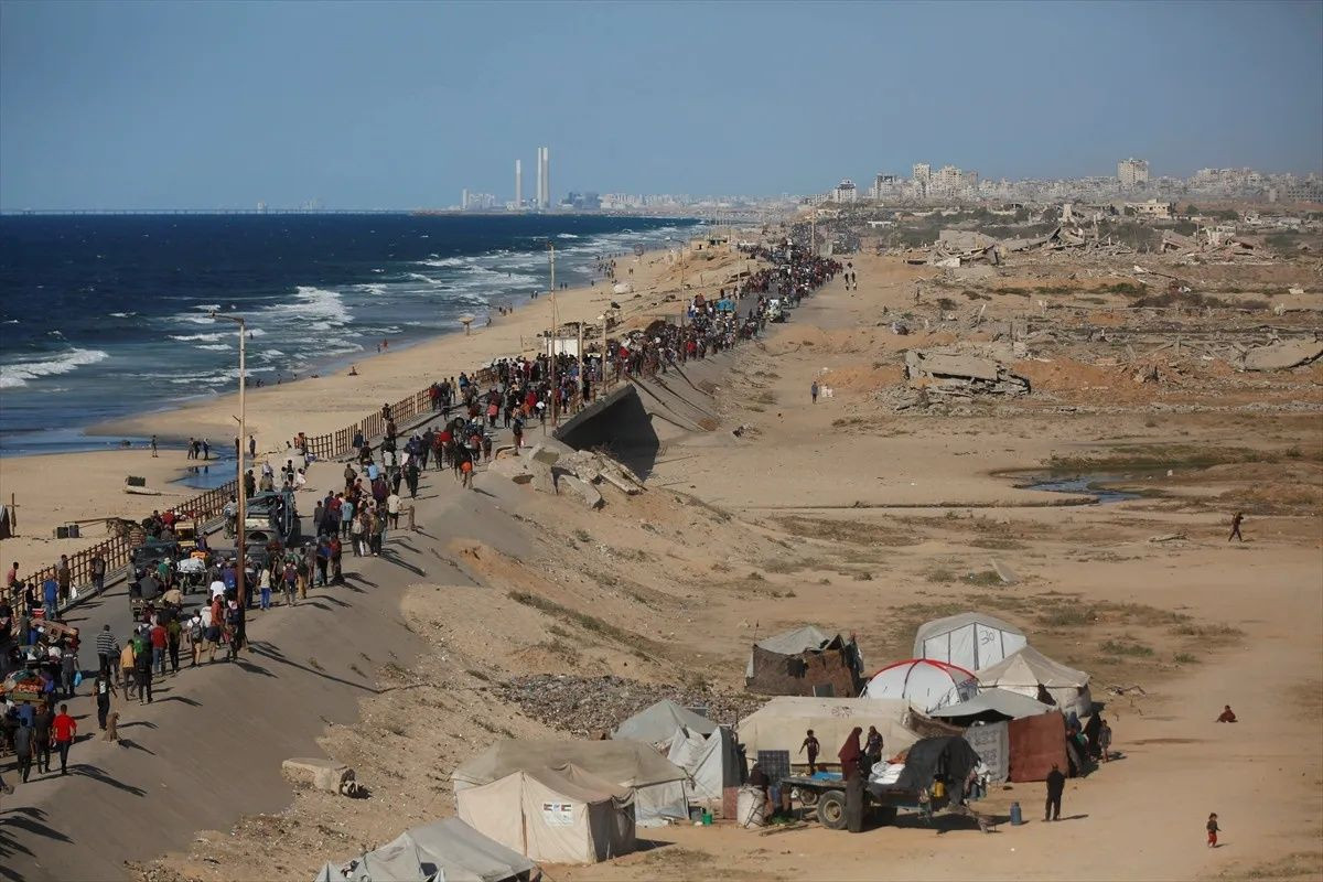 Gazze’de ateşkes sonrası büyük dönüş: Filistinliler Reşid Caddesi’nde umut yürüyüşünde! "Bir oda bile olsa kendi evimizde olmak en iyisi” - Sayfa 18