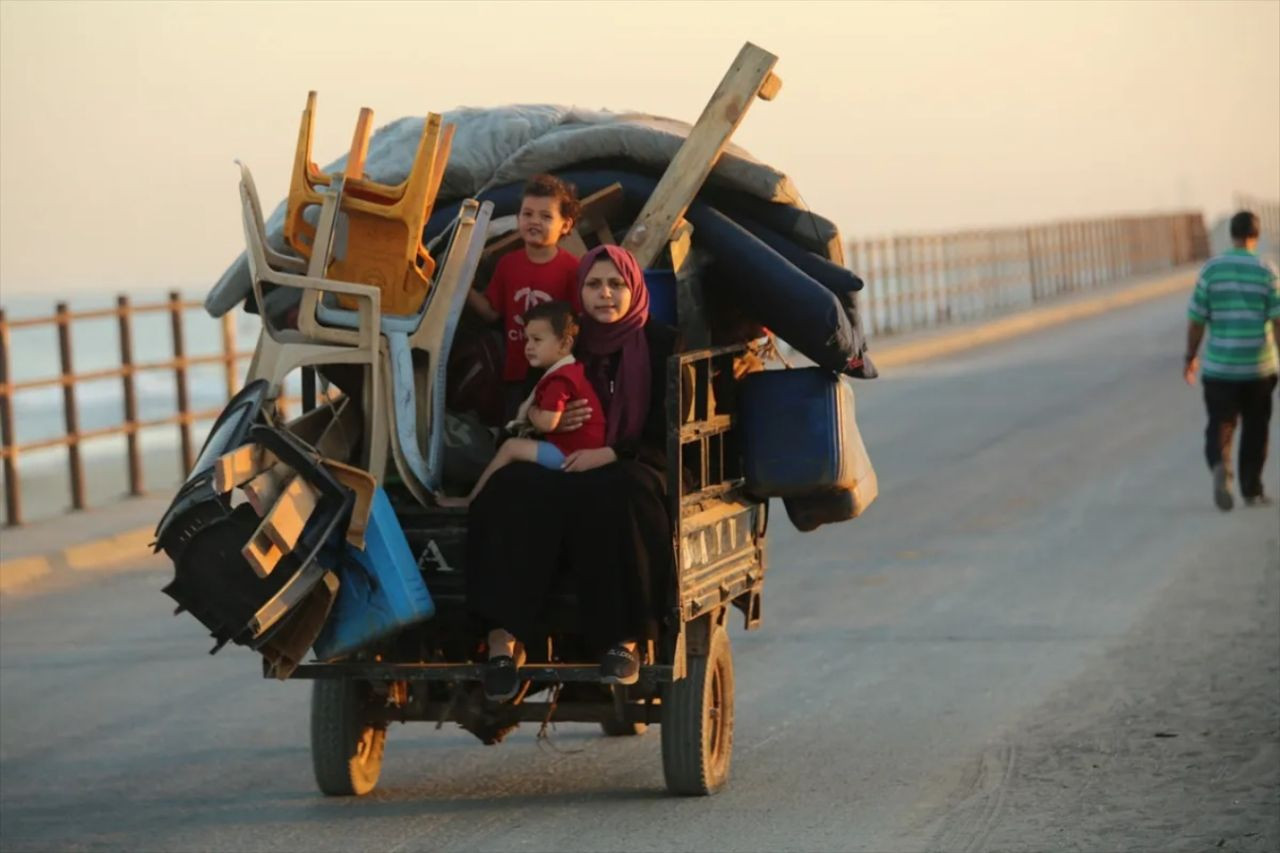 Gazze’de ateşkes sonrası büyük dönüş: Filistinliler Reşid Caddesi’nde umut yürüyüşünde! "Bir oda bile olsa kendi evimizde olmak en iyisi” - Sayfa 16