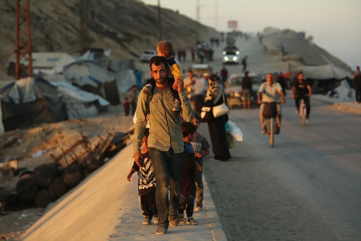 Gazze’de ateşkes sonrası büyük dönüş: Filistinliler Reşid Caddesi’nde umut yürüyüşünde! "Bir oda bile olsa kendi evimizde olmak en iyisi” - Sayfa 10