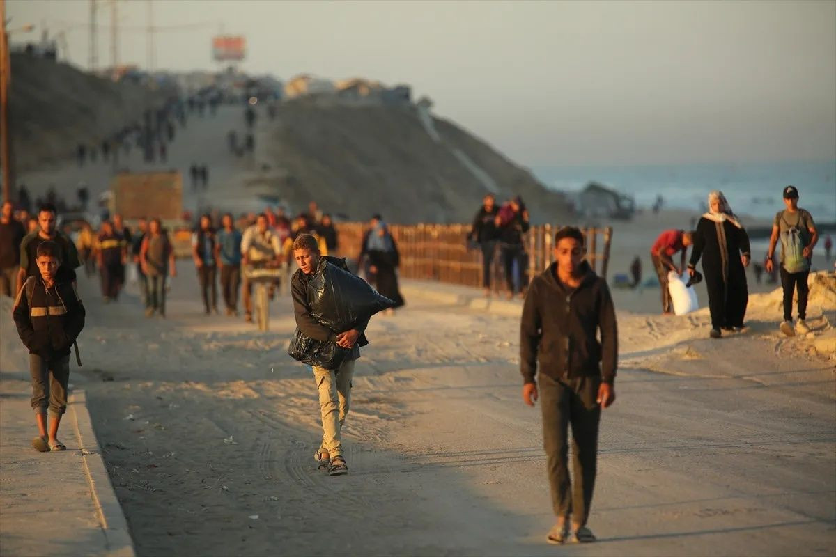 Gazze’de ateşkes sonrası büyük dönüş: Filistinliler Reşid Caddesi’nde umut yürüyüşünde! "Bir oda bile olsa kendi evimizde olmak en iyisi” - Sayfa 8