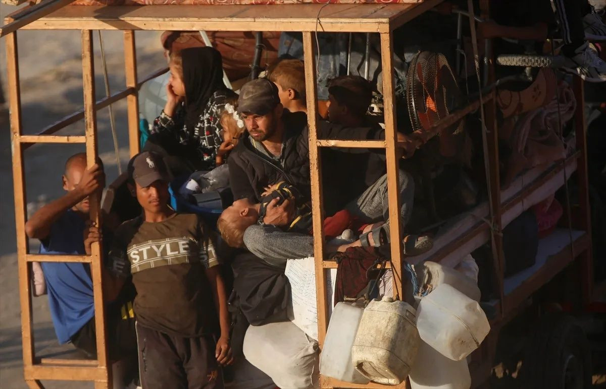 Gazze’de ateşkes sonrası büyük dönüş: Filistinliler Reşid Caddesi’nde umut yürüyüşünde! "Bir oda bile olsa kendi evimizde olmak en iyisi” - Sayfa 19