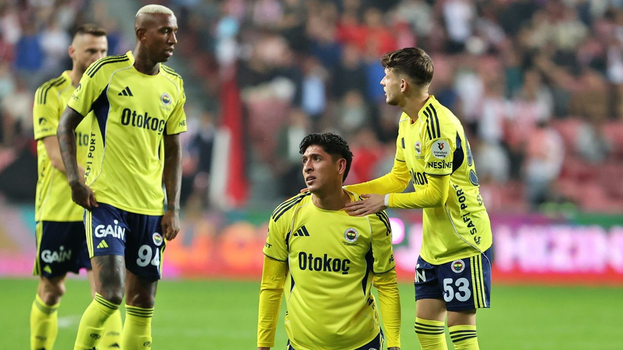 Fenerbahçe'de flaş karar! Sadettin Saran bir ismin daha biletini kesti: Ali Koç'un gözdesi ayrılıyor - Sayfa 1