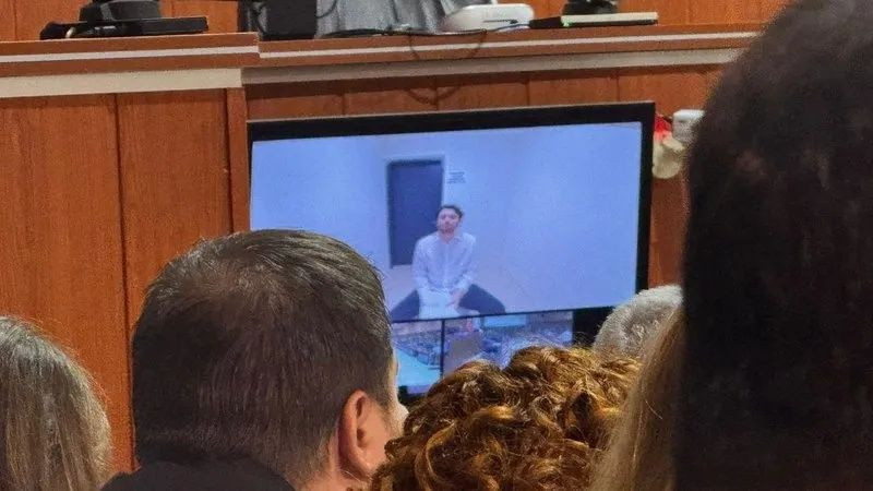 İmamoğlu diplomada sahtecilik davasında yine şov peşinde! CHP’liler barikat yıktı, İmamoğlu duruşmadan kaçtı! - Sayfa 2