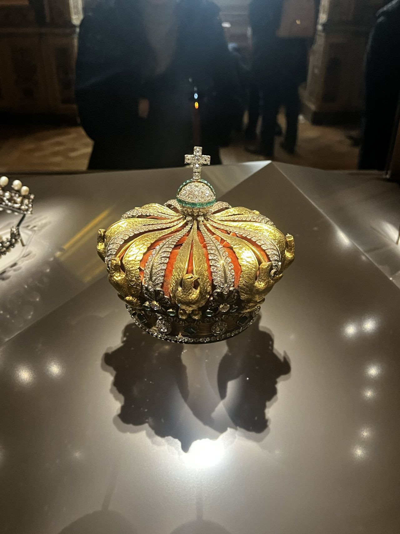 Louvre Müzesi soygunu nasıl gerçekleşti? Güpegündüz merdiven dayayıp görevli kılığında içeri girdiler! İşte 7 dakikalık şok soygunda çalınan paha biçilemez mücevherler - Sayfa 13