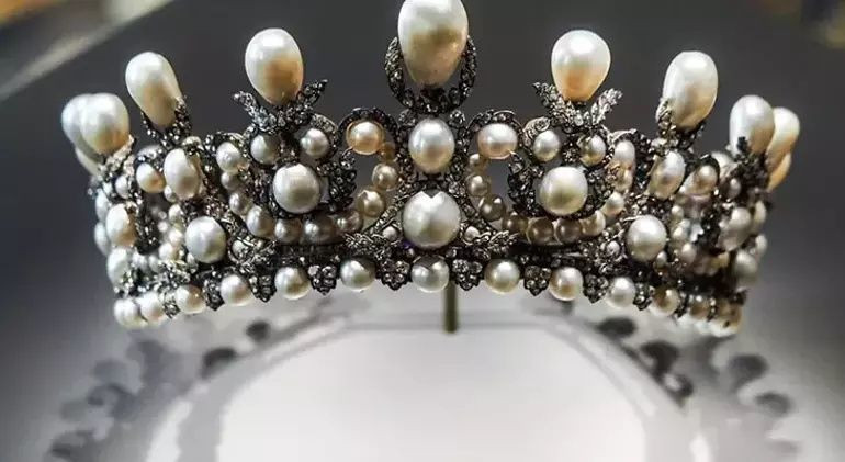 Louvre Müzesi soygunu nasıl gerçekleşti? Güpegündüz merdiven dayayıp görevli kılığında içeri girdiler! İşte 7 dakikalık şok soygunda çalınan paha biçilemez mücevherler - Sayfa 5