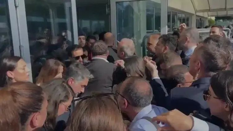 İmamoğlu diplomada sahtecilik davasında yine şov peşinde! CHP’liler barikat yıktı, İmamoğlu duruşmadan kaçtı! - Sayfa 4