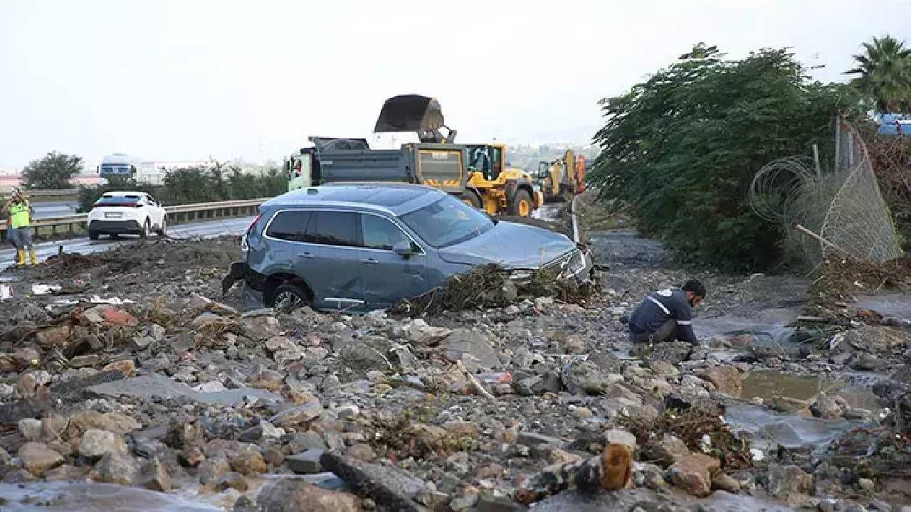 Hatay’da sel ve hortum kabusu! Toprakkale-İskenderun otoyolu kapandı, caddeler göle döndü - Sayfa 2