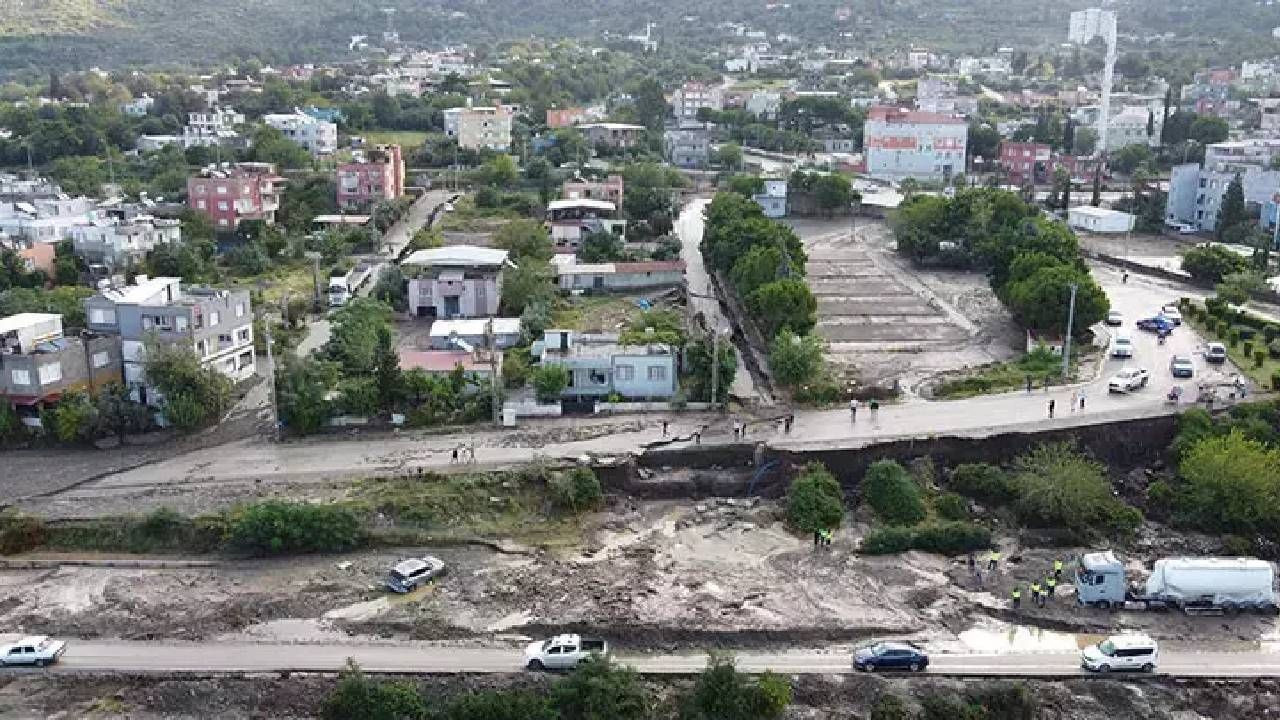 Hatay’da sel ve hortum kabusu! Toprakkale-İskenderun otoyolu kapandı, caddeler göle döndü - Sayfa 4