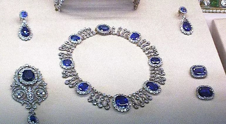 Louvre Müzesi soygunu nasıl gerçekleşti? Güpegündüz merdiven dayayıp görevli kılığında içeri girdiler! İşte 7 dakikalık şok soygunda çalınan paha biçilemez mücevherler - Sayfa 9