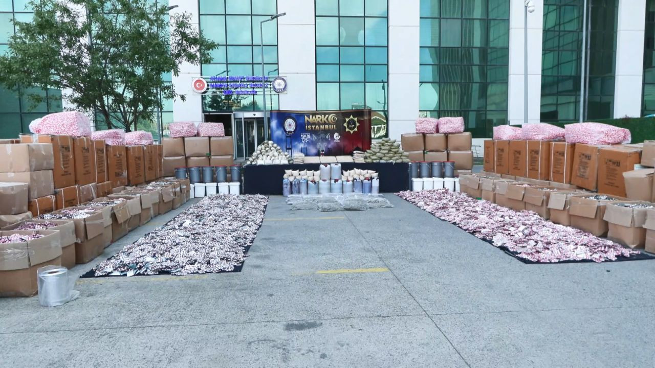Türk polisinden zehir tacirlerine nefes kesen operasyon: 443 kilo uyuşturucu yakalandı! - Sayfa 1