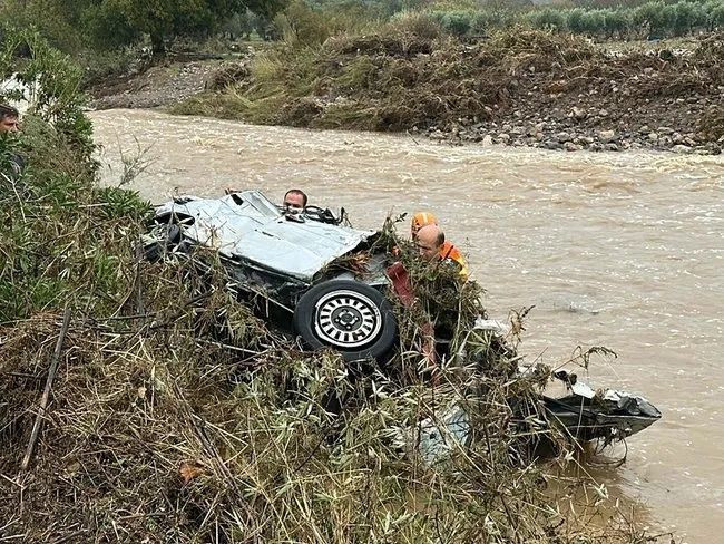 Foça’da sel felaketi! Metrekareye 155 kilo yağmur düştü, deniz taşkınla birleşti: 70 yaşındaki Bülent Kaptanoğlu aranıyor! Arabası bulundu... - Sayfa 4