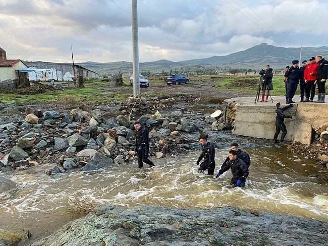 Foça’da sel felaketi! Metrekareye 155 kilo yağmur düştü, deniz taşkınla birleşti: 70 yaşındaki Bülent Kaptanoğlu aranıyor! Arabası bulundu... - Sayfa 3