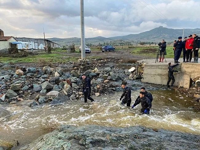 Foça’da sel felaketi! Metrekareye 155 kilo yağmur düştü, deniz taşkınla birleşti: 70 yaşındaki Bülent Kaptanoğlu aranıyor! Arabası bulundu... - Sayfa 6