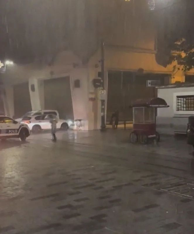 İstanbul’da sağanak hayatı felç etti! Vatan Caddesi’nde yol çöktü... - Sayfa 2