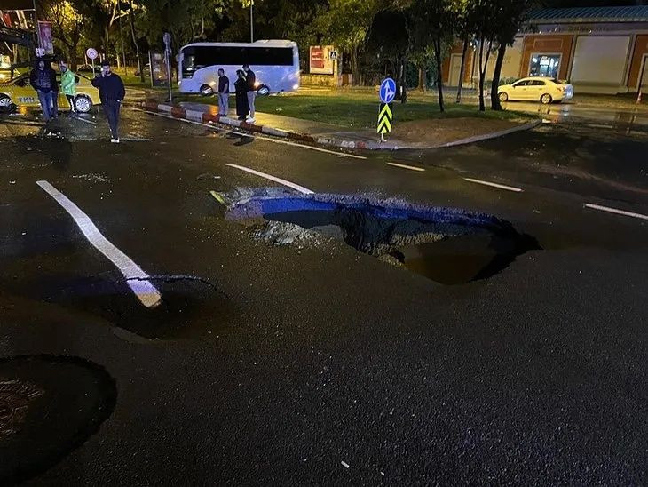 İstanbul’da sağanak hayatı felç etti! Vatan Caddesi’nde yol çöktü... - Sayfa 1