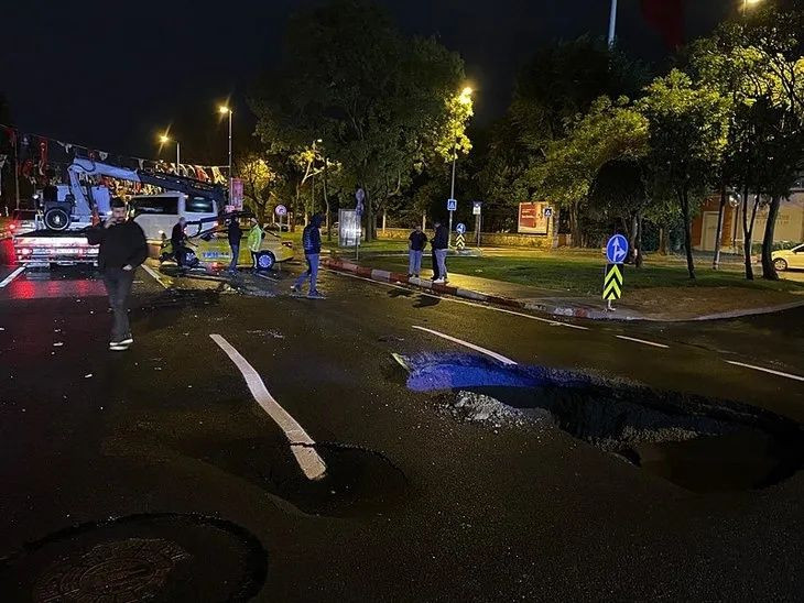 İstanbul’da sağanak hayatı felç etti! Vatan Caddesi’nde yol çöktü... - Sayfa 3