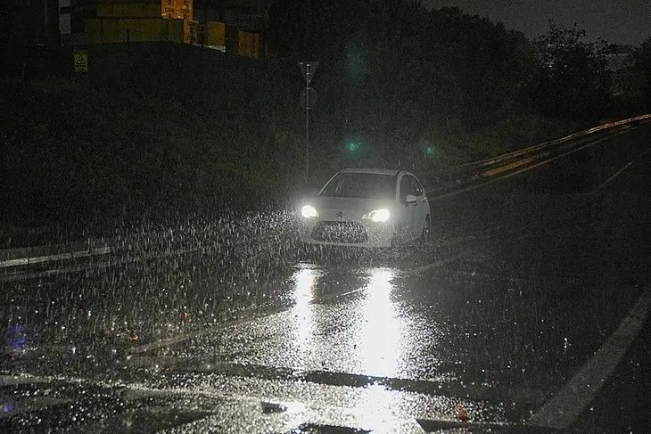İstanbul’da sağanak hayatı felç etti! Vatan Caddesi’nde yol çöktü... - Sayfa 6