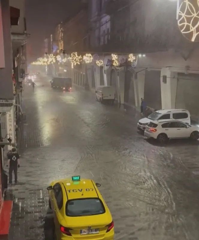 İstanbul’da sağanak hayatı felç etti! Vatan Caddesi’nde yol çöktü... - Sayfa 5