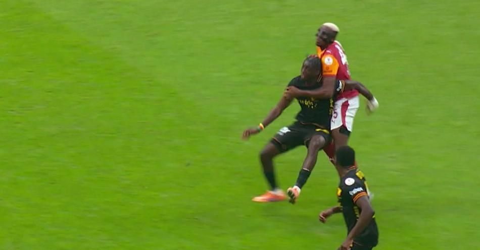 TRIO ekibi son noktayı koydu! Victor Osimhen'e yapılan harekette kırmızı kart doğru mu? "Tartışılacak bir şey yok" - Sayfa 6