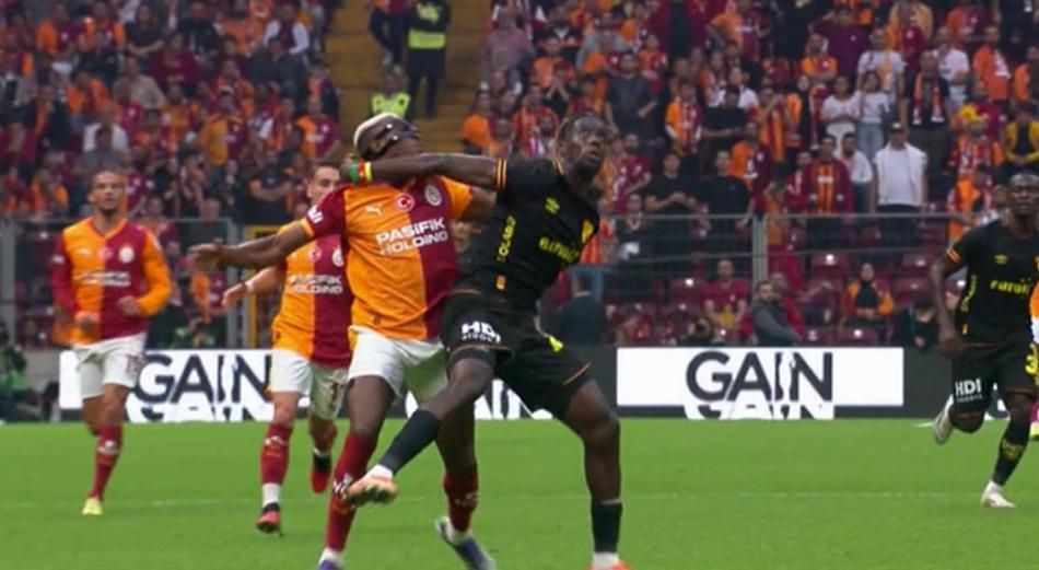 TRIO ekibi son noktayı koydu! Victor Osimhen'e yapılan harekette kırmızı kart doğru mu? "Tartışılacak bir şey yok" - Sayfa 3