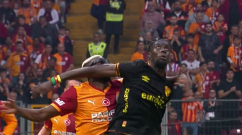 TRIO ekibi son noktayı koydu! Victor Osimhen'e yapılan harekette kırmızı kart doğru mu? "Tartışılacak bir şey yok" - Sayfa 2