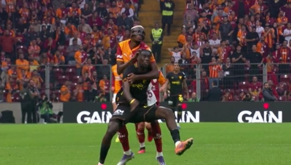 TRIO ekibi son noktayı koydu! Victor Osimhen'e yapılan harekette kırmızı kart doğru mu? "Tartışılacak bir şey yok" - Sayfa 5