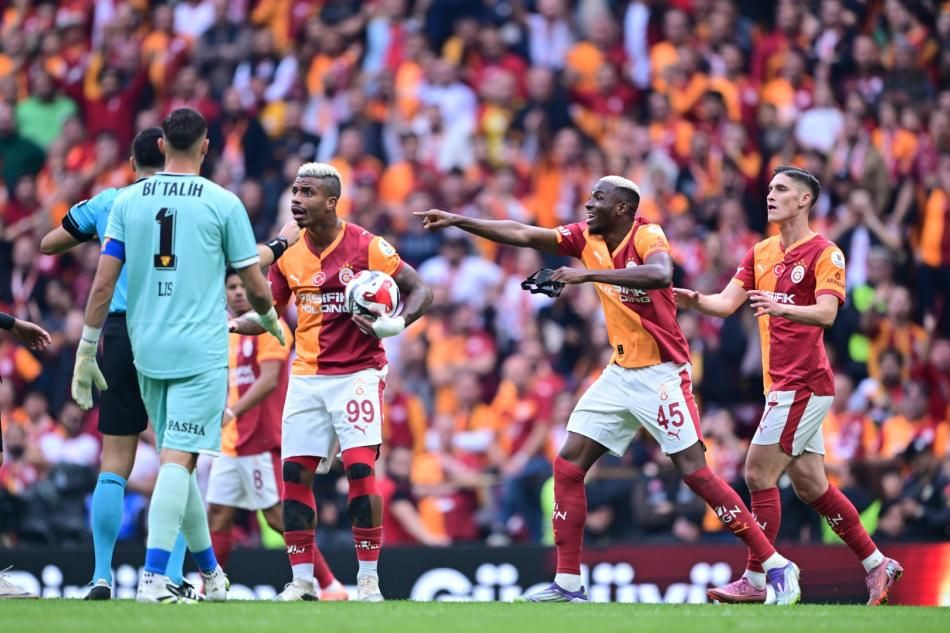 TRIO ekibi son noktayı koydu! Victor Osimhen'e yapılan harekette kırmızı kart doğru mu? "Tartışılacak bir şey yok" - Sayfa 1