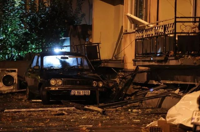 Balıkesir'de kabus gibi gece! 6.1'lik depremin hasarı gün ağarınca ortaya çıktı! İşte yıkım görüntüleri... - Sayfa 3