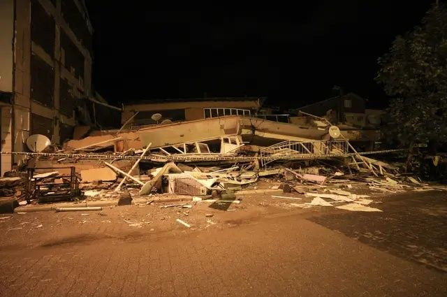 Balıkesir'de kabus gibi gece! 6.1'lik depremin hasarı gün ağarınca ortaya çıktı! İşte yıkım görüntüleri... - Sayfa 9