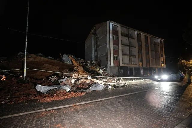 Balıkesir'de kabus gibi gece! 6.1'lik depremin hasarı gün ağarınca ortaya çıktı! İşte yıkım görüntüleri... - Sayfa 12