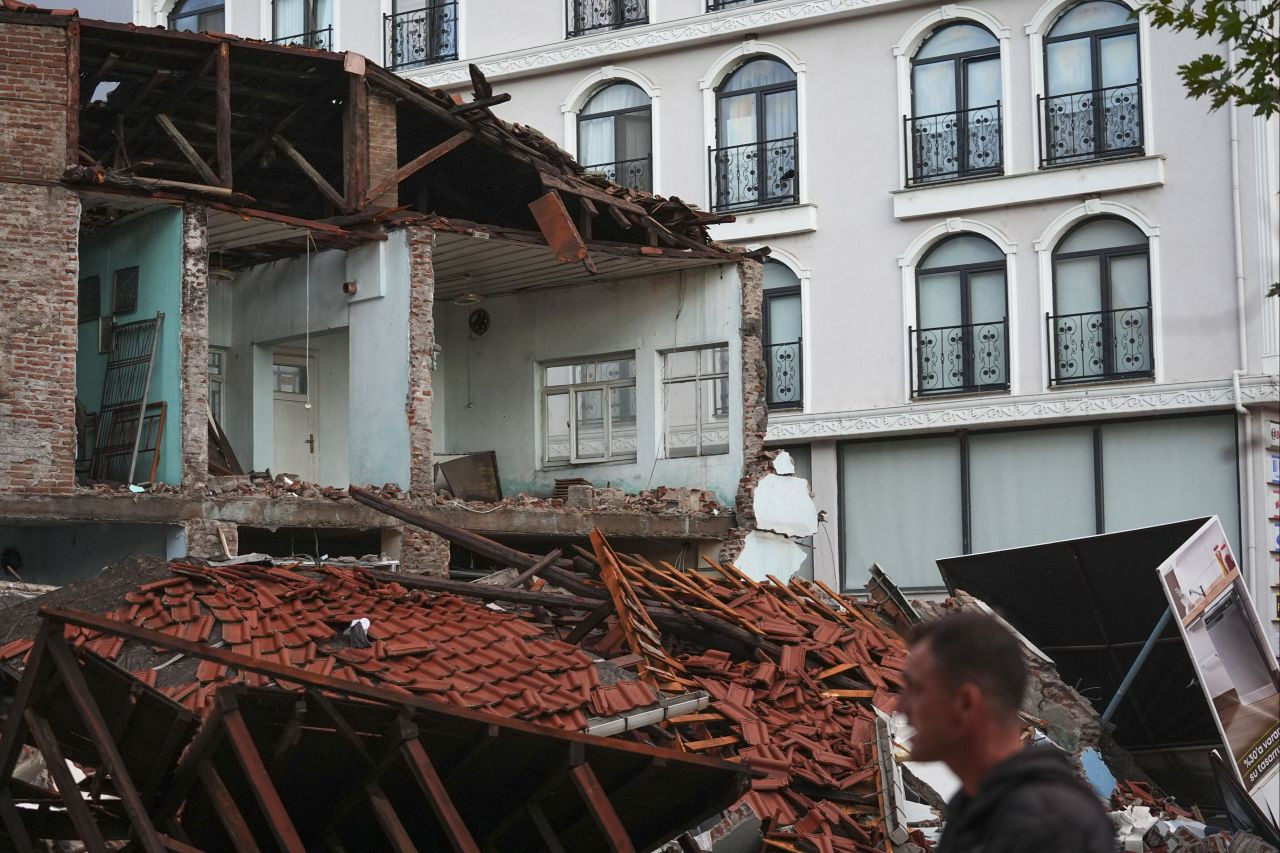 Balıkesir'de kabus gibi gece! 6.1'lik depremin hasarı gün ağarınca ortaya çıktı! İşte yıkım görüntüleri... - Sayfa 19